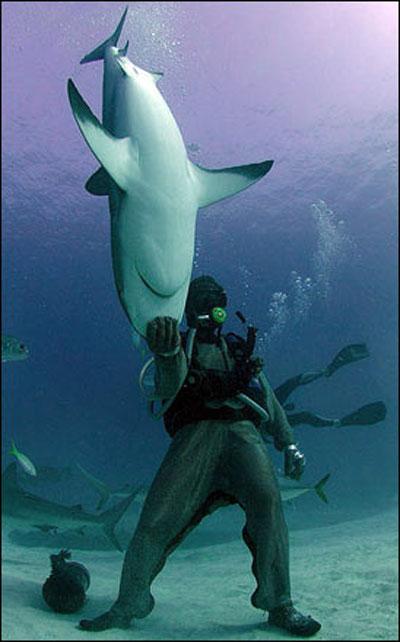 «Человек-акула» путешествует с хищниками