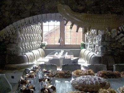 Бар в Швейцарии встречает костями и черепами