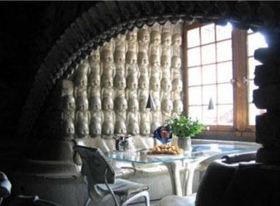 Бар в Швейцарии встречает костями и черепами