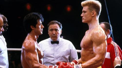 14. Сильвестр Сталлоне (Sylvester Stallone) — «Рокки IV» («Rocky 4″) Не всё шло гладко и во время съёмок фильма «Рокки 4″ в 1985 году. Сильвестр Сталлоне, который по сюжету должен был драться со своим ненавистным противником в исполнении Дольфа Лундгрена (Dolph Lundgren), решил, что было бы более правдоподобно, если бы Лундгрен на самом деле нокаутировал его во время сцены боя. Лундгрен отлично справился с этой задачей, ударив с такой силой, что Сильвестра Сталлоне пришлось госпитализировать.