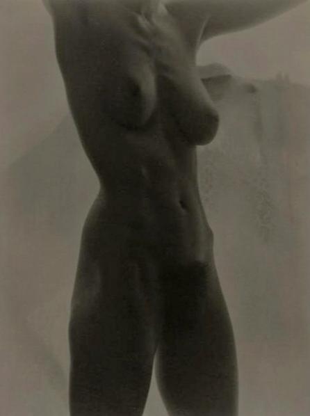 Альфред Стиглиц — «Джорджия О’Киф», 1919Больше всего американский фотограф и галерист Альфред Стиглиц известен эротическими снимками собственной супруги — художницы Джорджии О’Киф. Их творческий союз подарил миру 300 арт-объектов.Цена — $1 360 000.