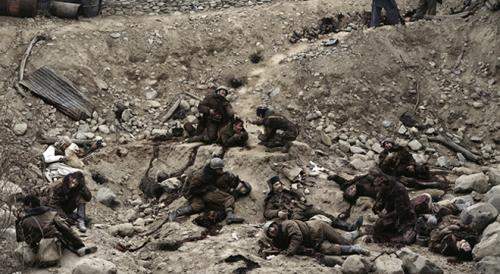 Джефф Уолл — «Говорят мертвые воины», 1992Канадец Джефф Уолл создал этот снимок по мотивам войны в Афганистане. Несмотря на реалистичность фотографии, сцена постановочная — фото сделано в студии при участии актеров и гримеров.Цена — $3 666 500.