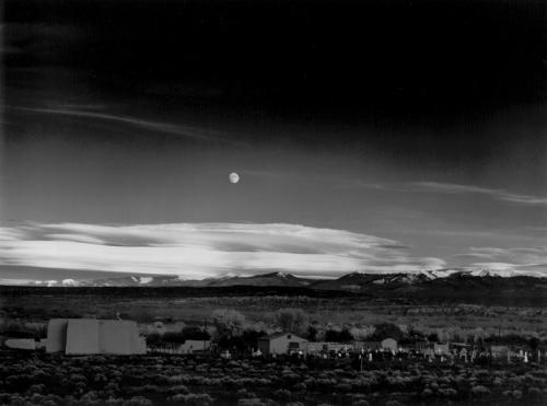 Ансель Адамс — "Восход луны. Эрнандес, Мексика", 1948Американский фотограф 20 века, специализирующийся на фотографировании пейзажей Дикого Запада, сделал эту фотографию, проезжая по Санта-Фе в поисках хорошего ракурса. Хороший ракурс неизвестный ценитель фотографии оценил в $609 600.