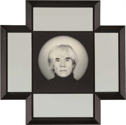 Роберт Маплеторп — "Энди Уорхолл", 1987Энди Уорхолл — известный художник - тут участвует в роли героя картины. Особая стилистика и темный цвет придает фотокомпозиции прямо-таки религиозный подтекст.Портрет был продан на аукционе Christie s в Нью-Йорке в 2006 году за $643 200