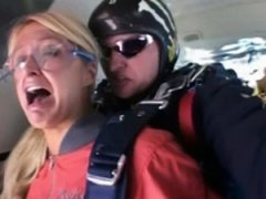 Пэрис Хилтон прыгнула с парашютом
