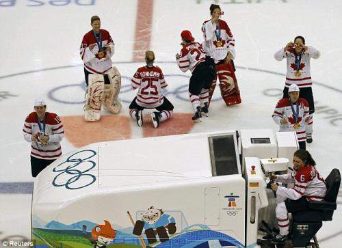 Канадские хоккеистки устроили пьяный дебош  на льду