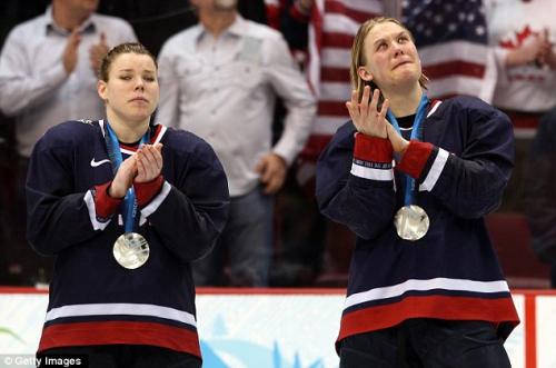 Канадские хоккеистки устроили пьяный дебош  на льду