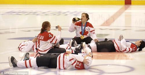 Канадские хоккеистки устроили пьяный дебош  на льду