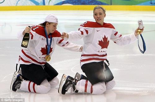 Канадские хоккеистки устроили пьяный дебош  на льду
