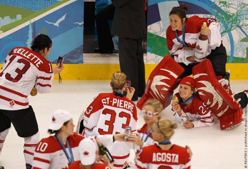 Канадские хоккеистки устроили пьяный дебош  на льду