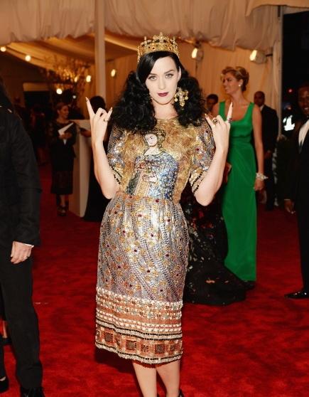 Самые странные и обсуждаемые наряды знаменитостей