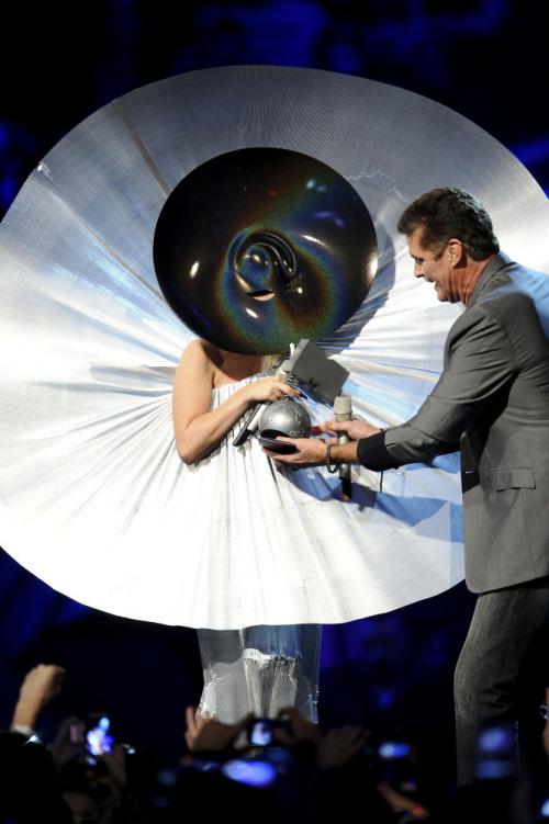 Самые странные и обсуждаемые наряды знаменитостей