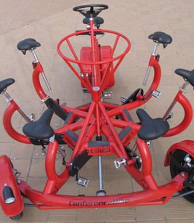 Групповой велосипед имитирует карусели