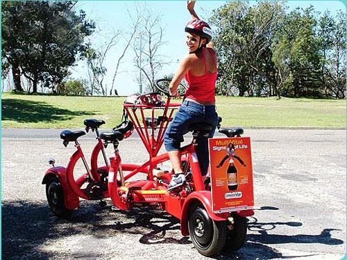 Групповой велосипед имитирует карусели