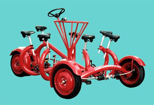 Групповой велосипед имитирует карусели