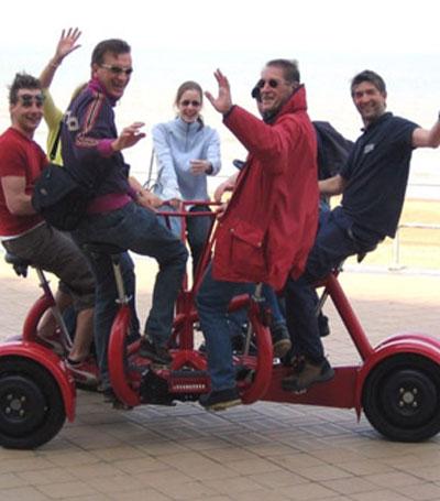 Групповой велосипед имитирует карусели