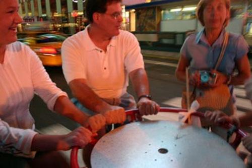 Групповой велосипед имитирует карусели