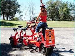 Групповой велосипед имитирует карусели