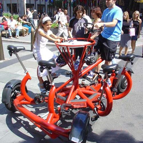 Групповой велосипед имитирует карусели