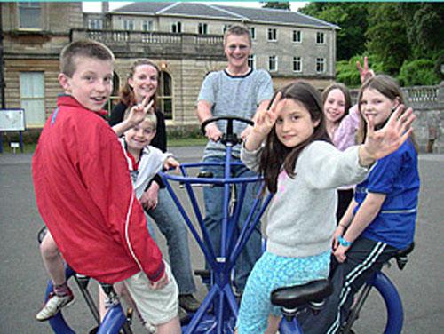 Групповой велосипед имитирует карусели