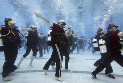 Массовый танцпол под водой: па с аквалангами