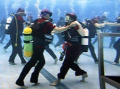 Массовый танцпол под водой: па с аквалангами