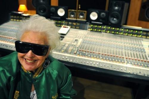 Старушка-диджей заводит посетителей ночных клубов