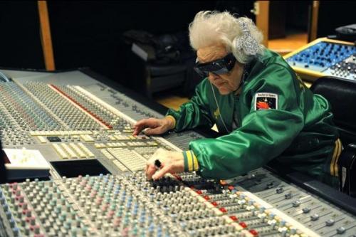 Старушка-диджей заводит посетителей ночных клубов