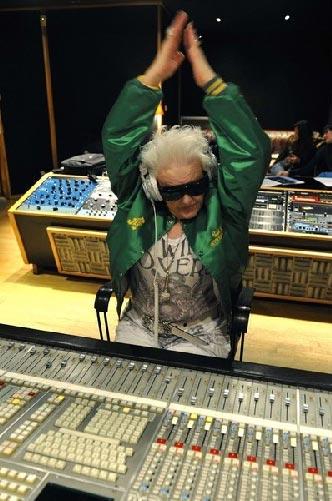 Старушка-диджей заводит посетителей ночных клубов