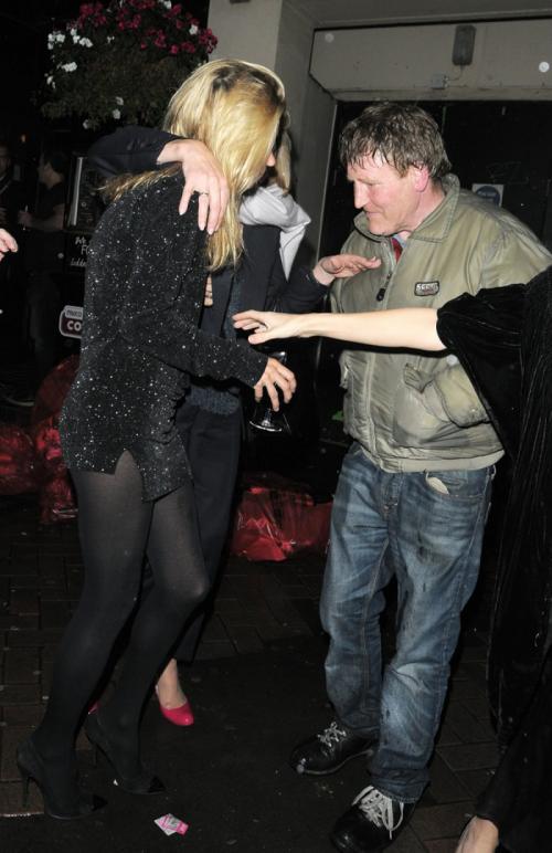 Пьяные знаменитости, застигнутые врасплох папарацци