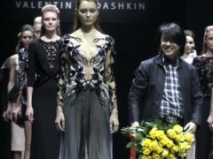 Юдашкин представил необычную рок-н-рольную коллекцию