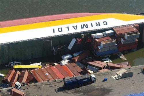 В порту  перевернулось 216-метровое судно