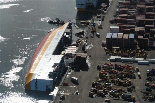 В порту  перевернулось 216-метровое судно