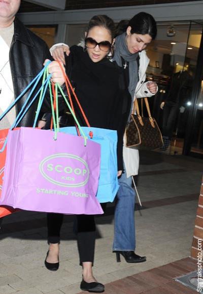 Беременная двойней Джей Ло похвасталась животом