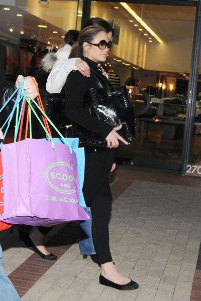 Беременная двойней Джей Ло похвасталась животом