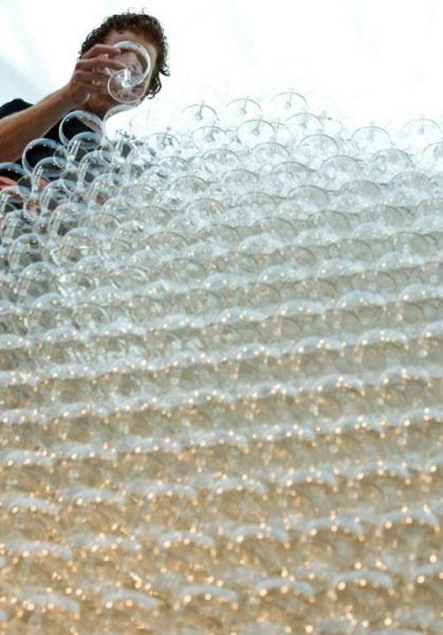 43000 стеклянных бокала  «изобразили» фонтан
