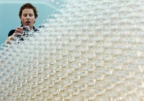 43000 стеклянных бокала  «изобразили» фонтан