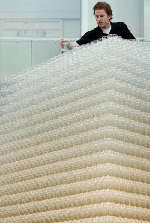 43000 стеклянных бокала  «изобразили» фонтан