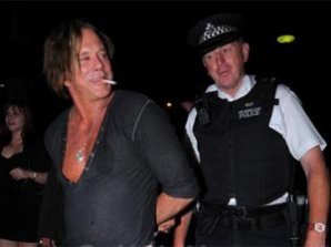 Микки Рурк заигрывал с полицейским