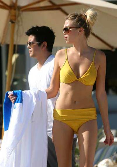 Звезды в бикини цвета солнца