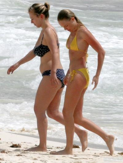 Звезды в бикини цвета солнца