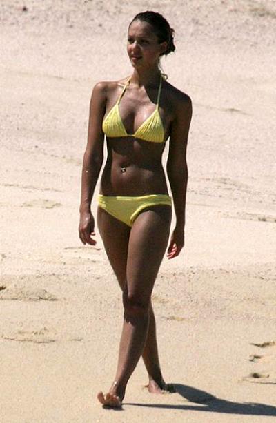 Звезды в бикини цвета солнца