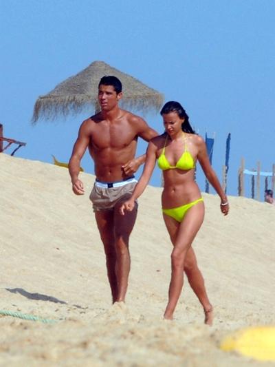 Звезды в бикини цвета солнца