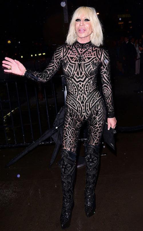 Самые вызывающие и нелепые наряды звезд в возрасте