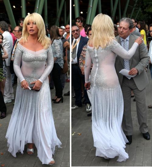 Самые вызывающие и нелепые наряды звезд в возрасте