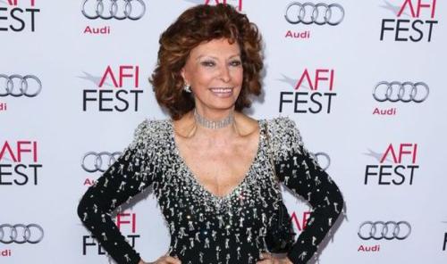 Самые вызывающие и нелепые наряды звезд в возрасте