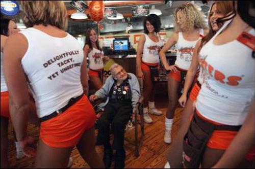 100-летний дед отметил юбилей в обществе ресторанных цыпочек