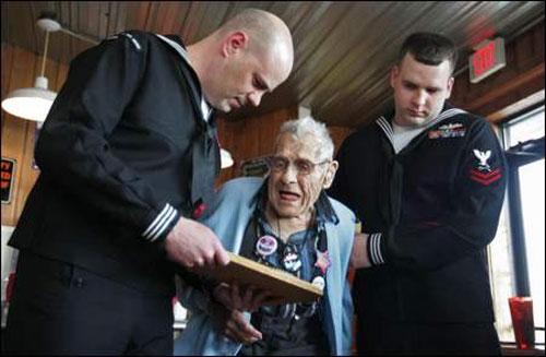 100-летний дед отметил юбилей в обществе ресторанных цыпочек