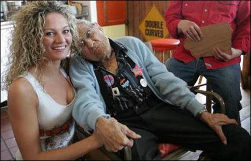 100-летний дед отметил юбилей в обществе ресторанных цыпочек