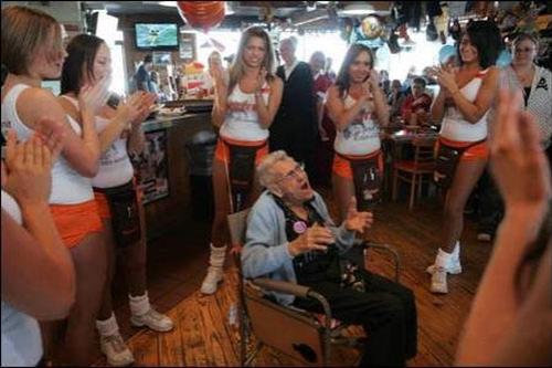 100-летний дед отметил юбилей в обществе ресторанных цыпочек